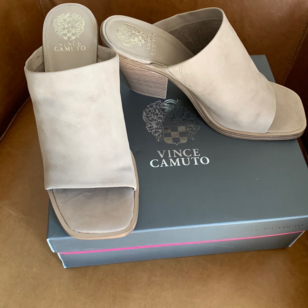 🌺VINCE CAMUTO NUBUCK SLIDE SANDALS🌺